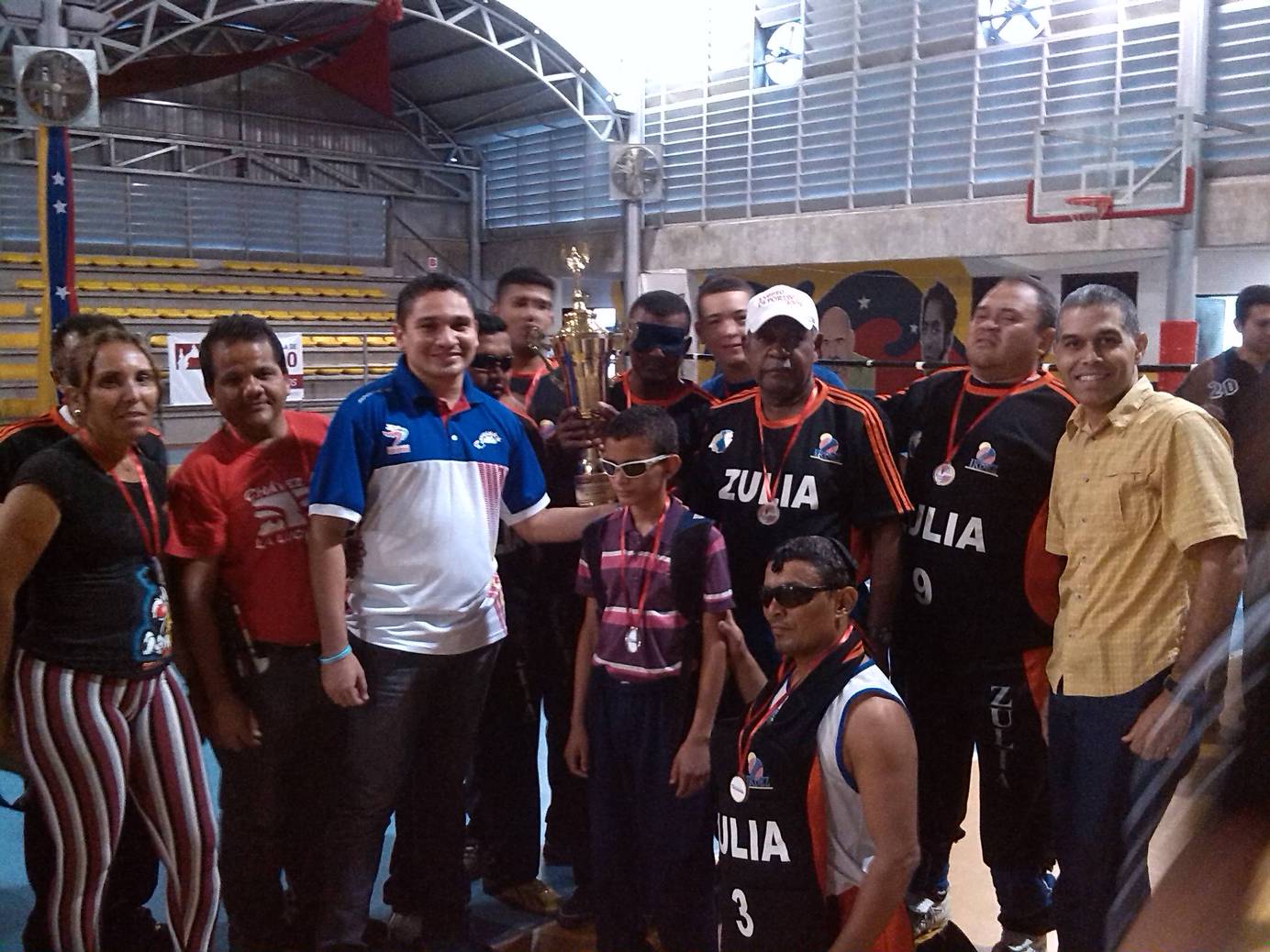 Foto de la delegación Zuliana, campeona nacional de goalball 2014, con la copa del torneo