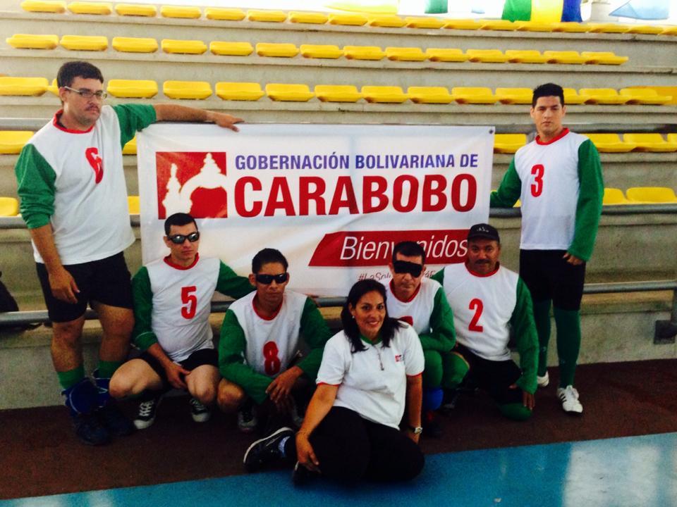 Fotografía de los jugadores del equipo de goalball de Trujillo y su entrenadora