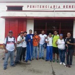 Jugadores y otras personas a la entrada de la PGV