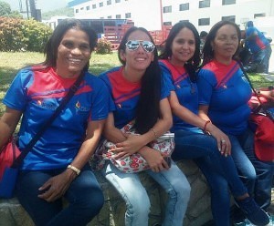 Atletas de la selección femenina de goalball de Aragua con sus uniformes.