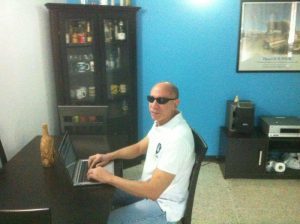 Foto de  Pedro Borges frente a una laptop.