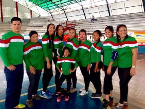 Equipo de goalball femenino trujillano, su entrenadora y su asistente, y su mascota: la pequeña Aliana Rivas.