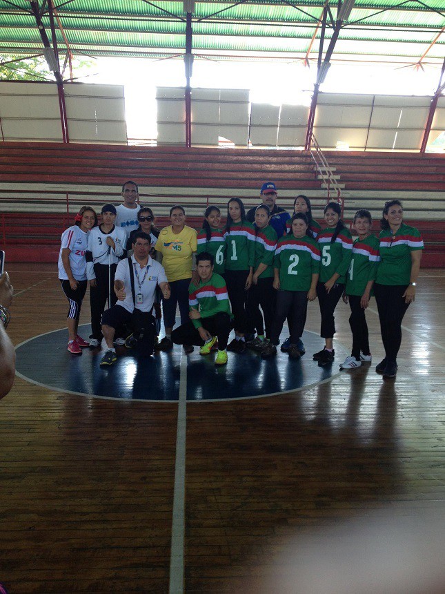 Jugadoras trujillanas y zulianas y sus entrenadores.