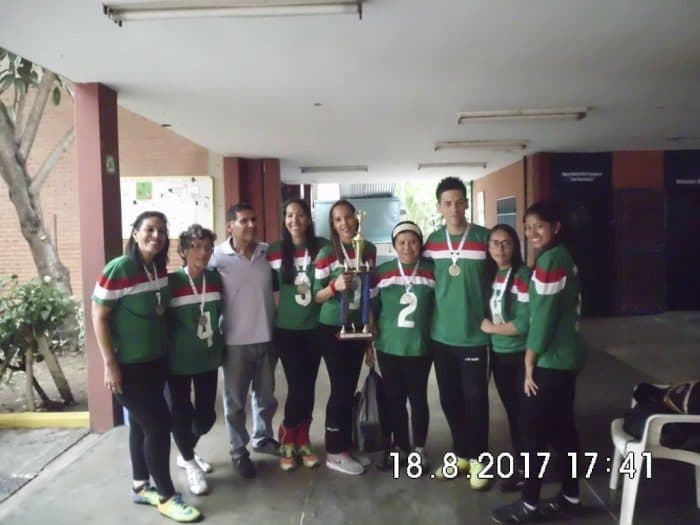 Jugadoras de Trujillo y sus entrenadores en el Nacional de goalball femenino 2017.