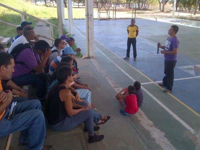 Participantes de la creación de ASOCIEBO en las gradas del polideportivo Vista al Sol.