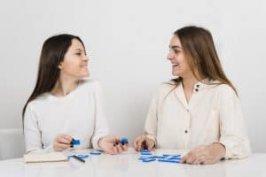 Mujeres jugando dominó. Foto creada por freepik.com.