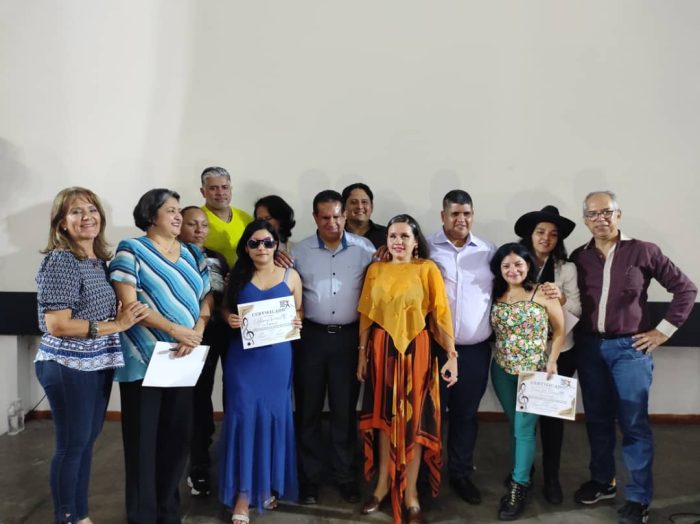 Participantes y un grupo de asistentes en el Festival de Canto ATCIDEV 2023. 