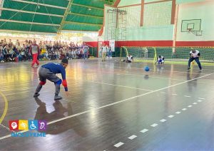 Equipos de goalball de Bolívar y Monagas en la cancha de la Fundación La Salle. 
