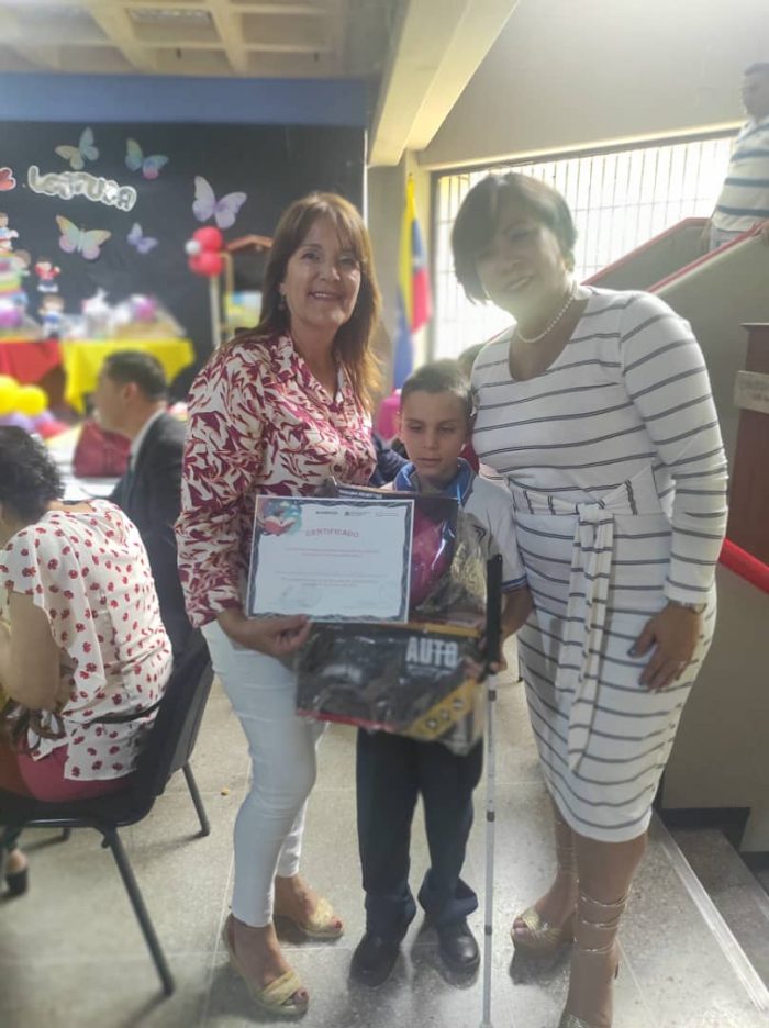 Sandra Briceño y el niño Sebastián Carrero, con su certificado de participación, junto a Rita Pérez, directora de la UEEB Torbes.